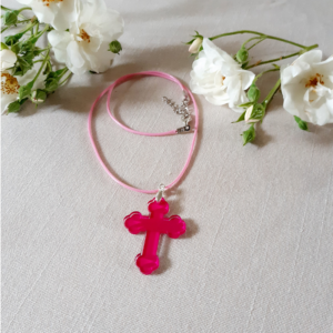 pendentif fushia croix en plexiglas